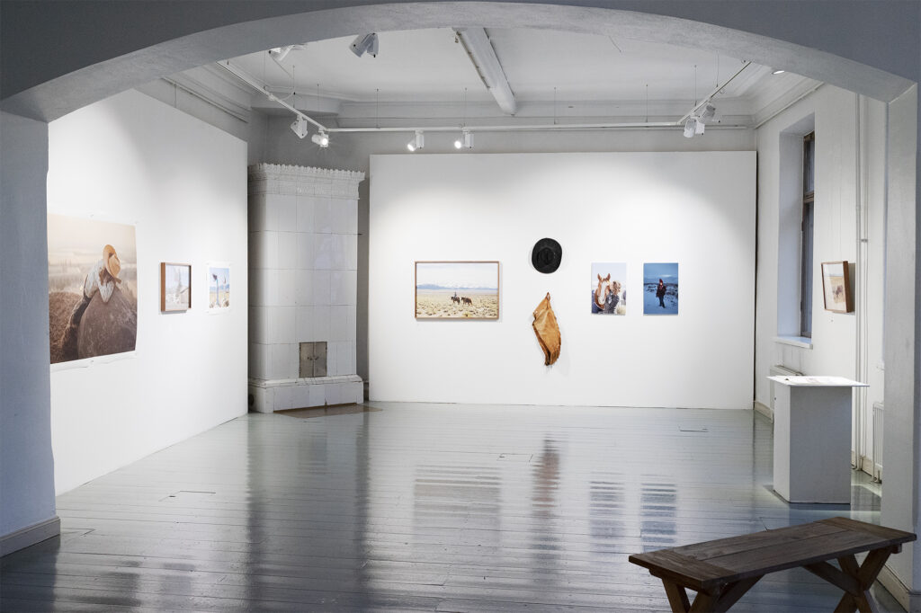 Kuvassa Turun Taidehallin n&auml;yttelytila, seinill&auml; hevosaiheisia valokuvateoksia.