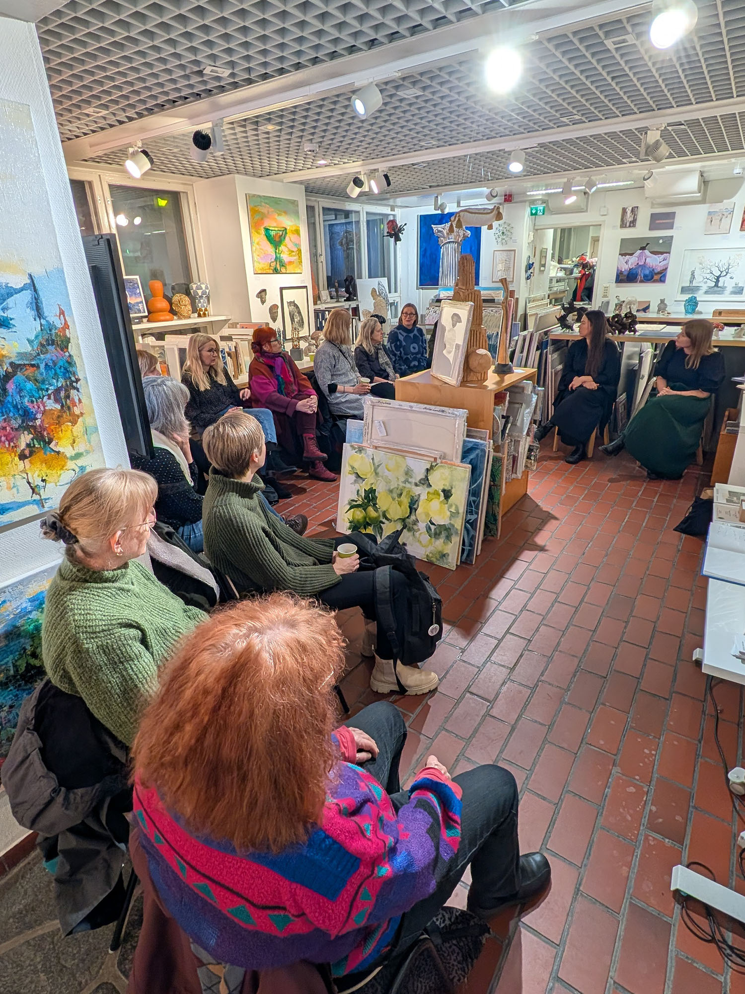 J&auml;senilta Helsingin Taiteilijaseuran Taidelainaamossa Kuva: Laura Kansanen-Stavale (2025)  A member event at the Art Lending office of the Helsinki Artists&rsquo; Association Photo: Laura Kansanen-Stavale (2025)