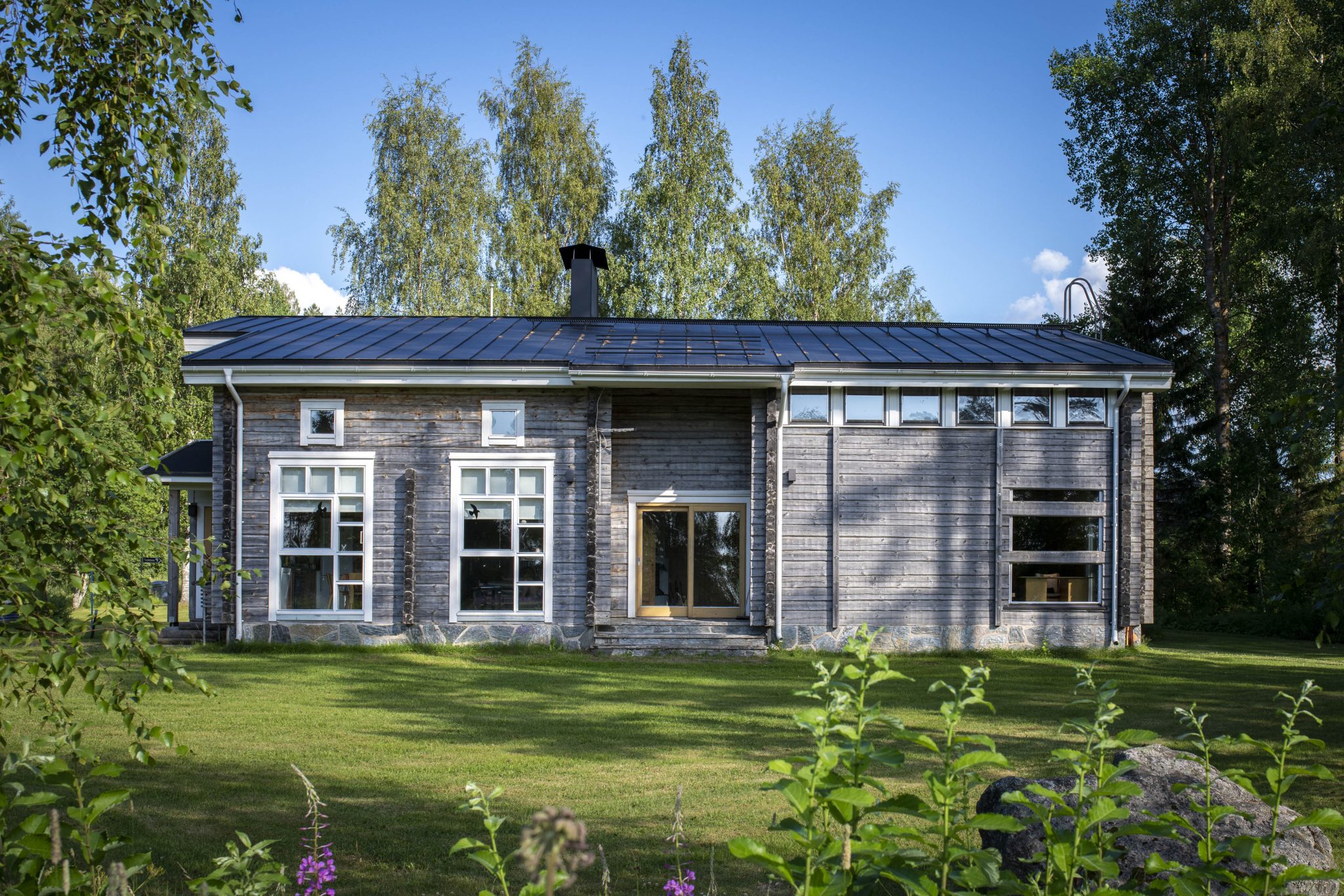 Kuva Viitasaaren ateljeetalosta kesämaisemassa