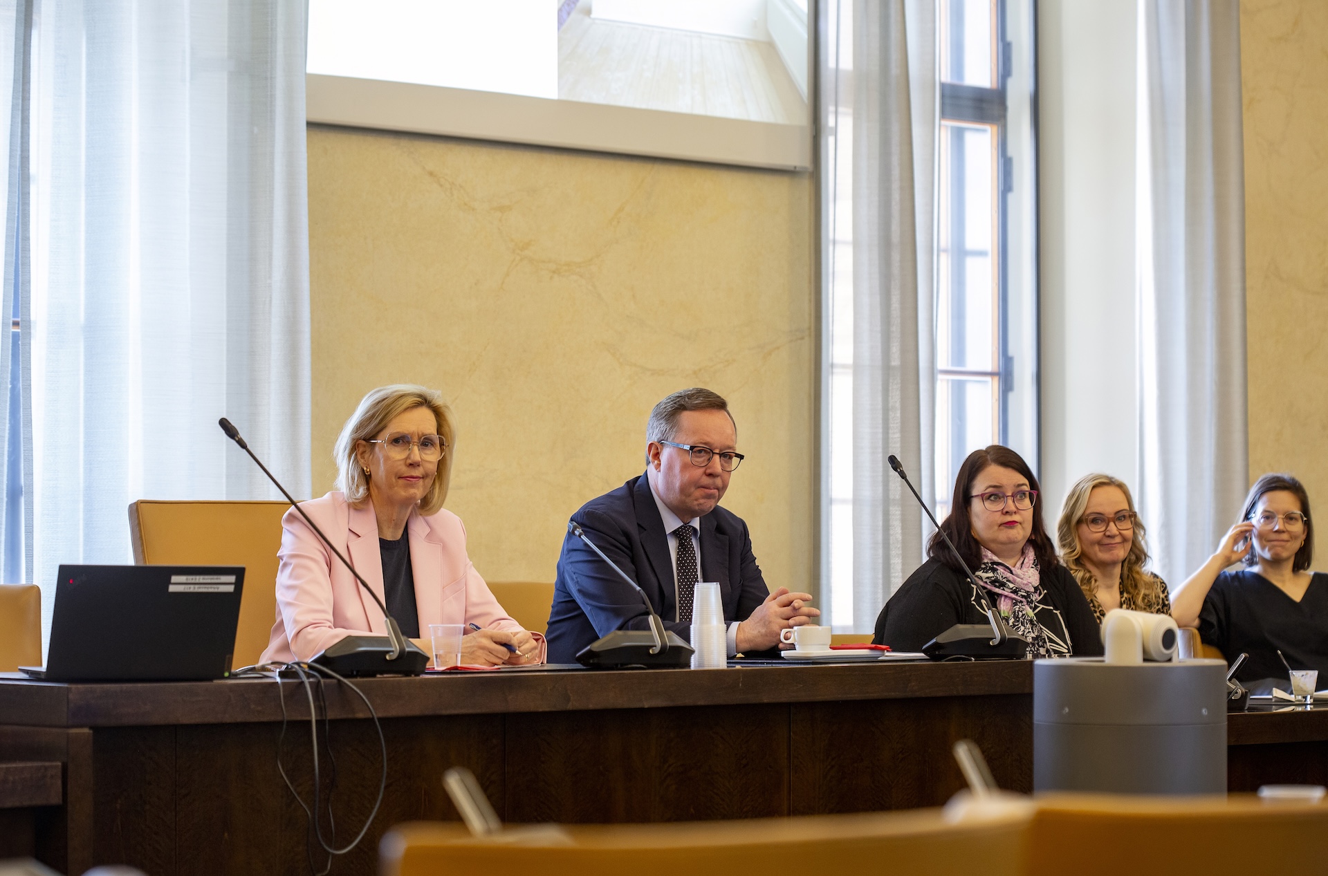 Kuvassa sivistysvaliokunnan puheenjohtajat sek&auml; j&auml;seni&auml; Eduskuntatalon kokousalissa