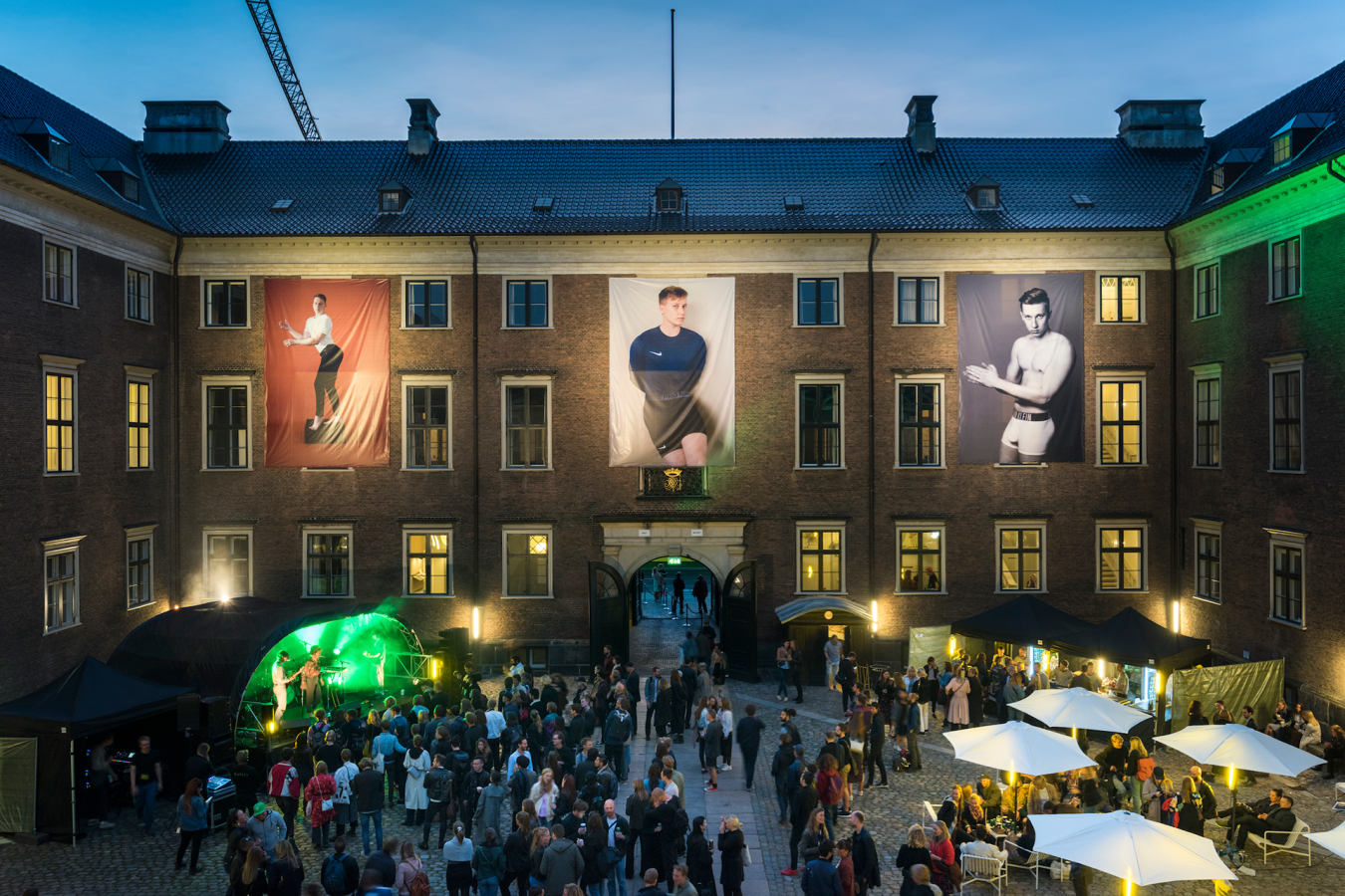 Artor Jesus Inkerö: KIM, CAITLYN, JUSTIN (2017) Kunsthal Charlottenborgissa Kööpenhaminassa ”I am our common pronoun” näyttelyssä vuonna 2017. Kuva: David Stjernberg Taiteilija Artor Jesus Inkerön kolme omakuvaa esillä rakennuksen seinässä Kööpenhaminassa.