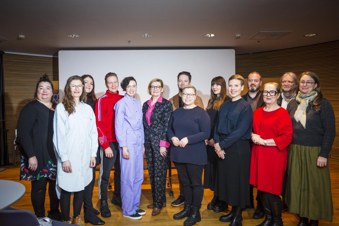 Valokuvassa (vasemmalla) Tuija Hirvonen-Puhakka, Heta Kuchka, Sari Sarkomaa, Teemu Mäki, Noora Schroderus, Paula Risikko, Joonas Ahlava, Saara Hyrkkö, Hannaleena Heiska, Jenni Pitko, Ville Tietäväinen, Virpi Vesanen-Laukkanen, Mikko Paakkola, Inka Hopsu. Kuva: Minna Kurjenluoma Ryhmäkuva Eduskunnan Kansalaisinfossa avaustilaisuuteen osallistuneista kuvataiteilijoista ja kansanedustajista