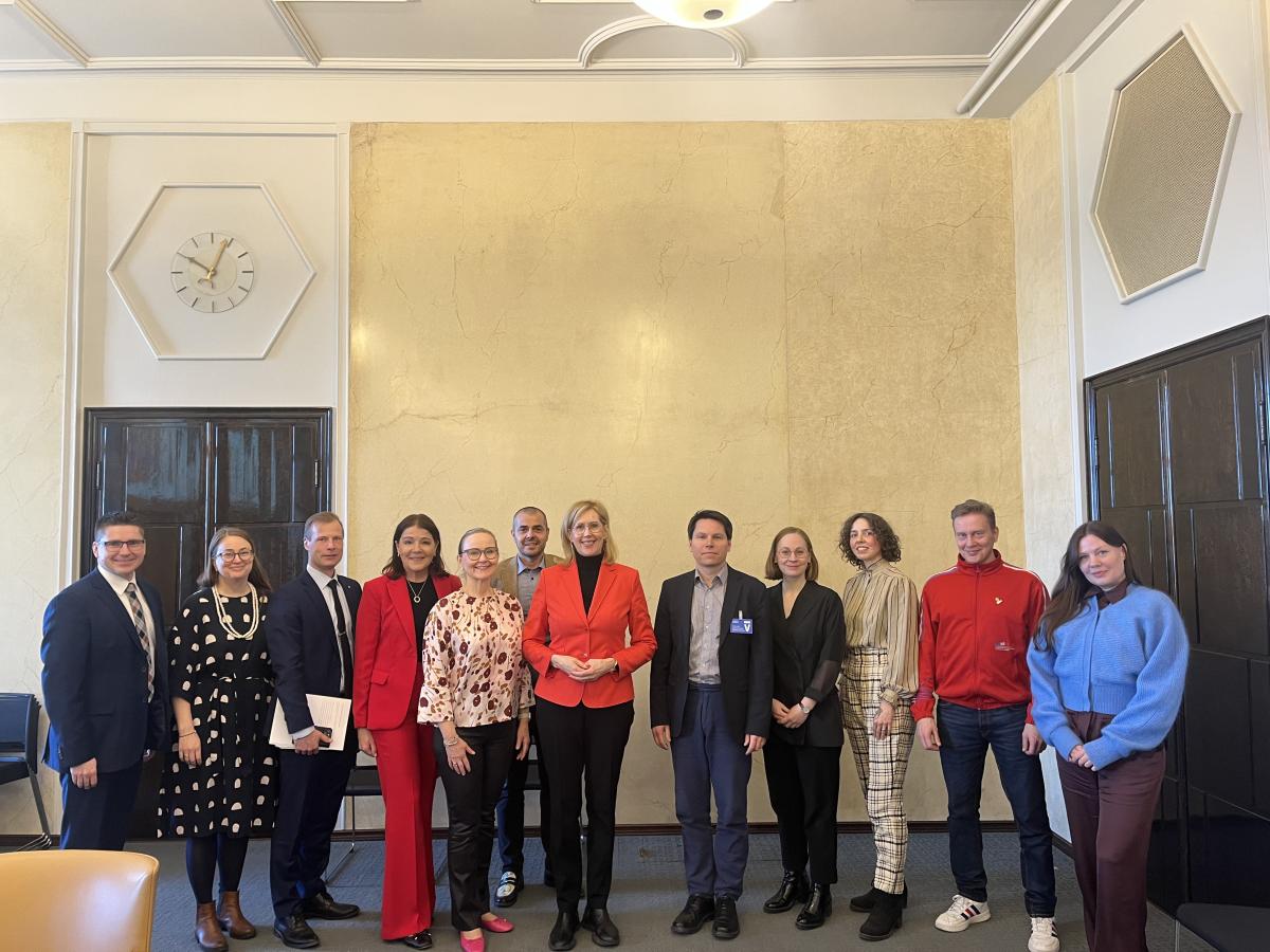 Kuvassa osa Kuvataiteen kevätkahveille osallistuneista kansanedustajista, kuvataidekummit ja järjestöjen edustajat Eduskuntatalon Arkadia-salissa.