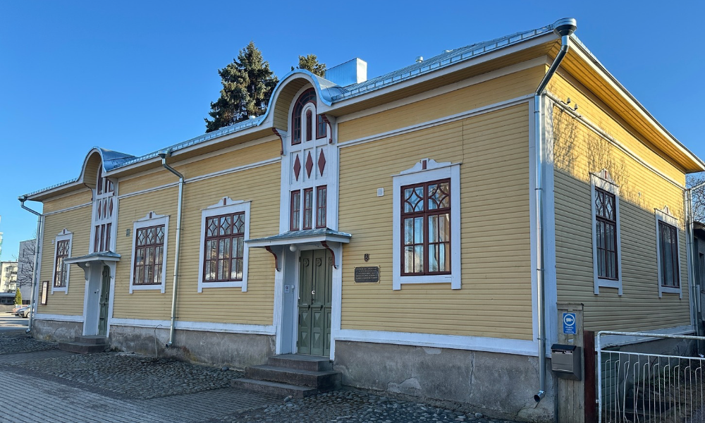 Kuvassa historiallinen keltainen puutalo, Taidetalo RaumArs