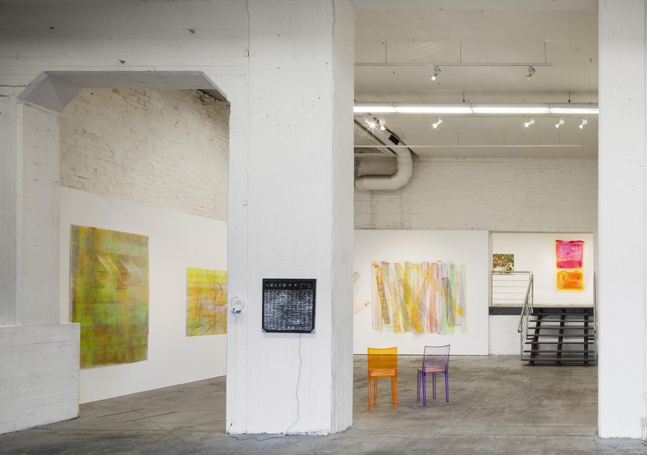 Taideteoksia galleriatilassa