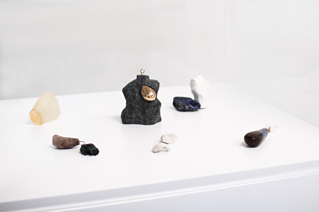 Nadiye Koçak: Bodies, 2019. Kivi, pronssi, savi, epoksihartsi, lasi.