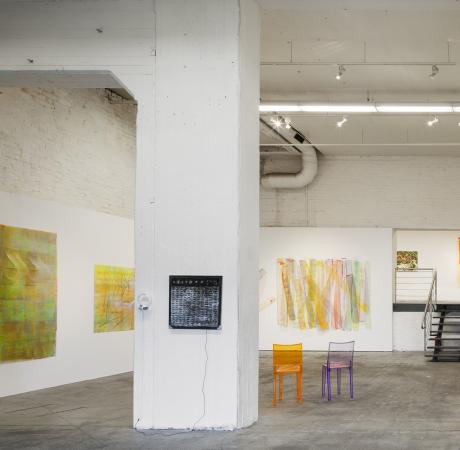 Taideteoksia galleriatilassa